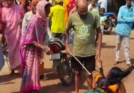 बच्चा चोरी की अफवाह में पांच महिलाओं से मारपीट