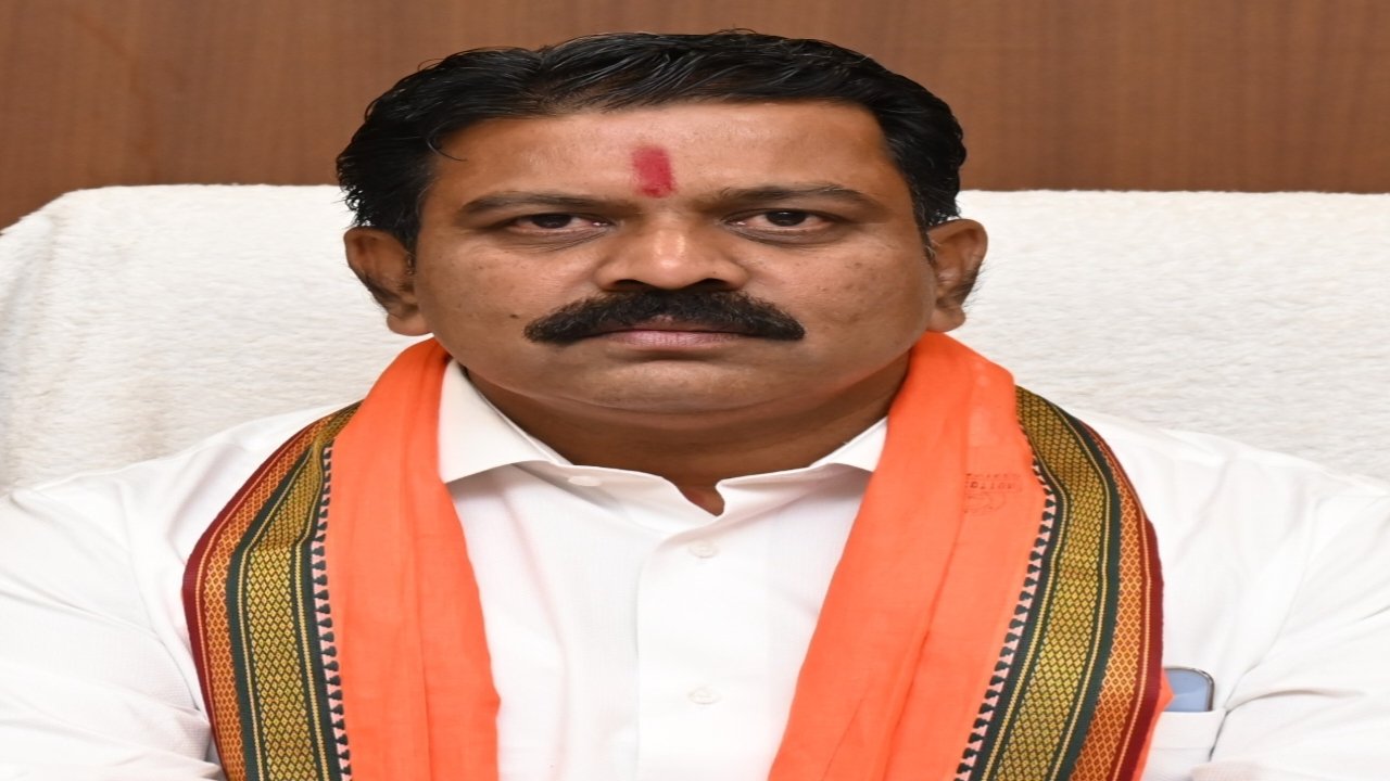 आवास के नाम पर ठगी, दो ठेकेदारों पर FIR