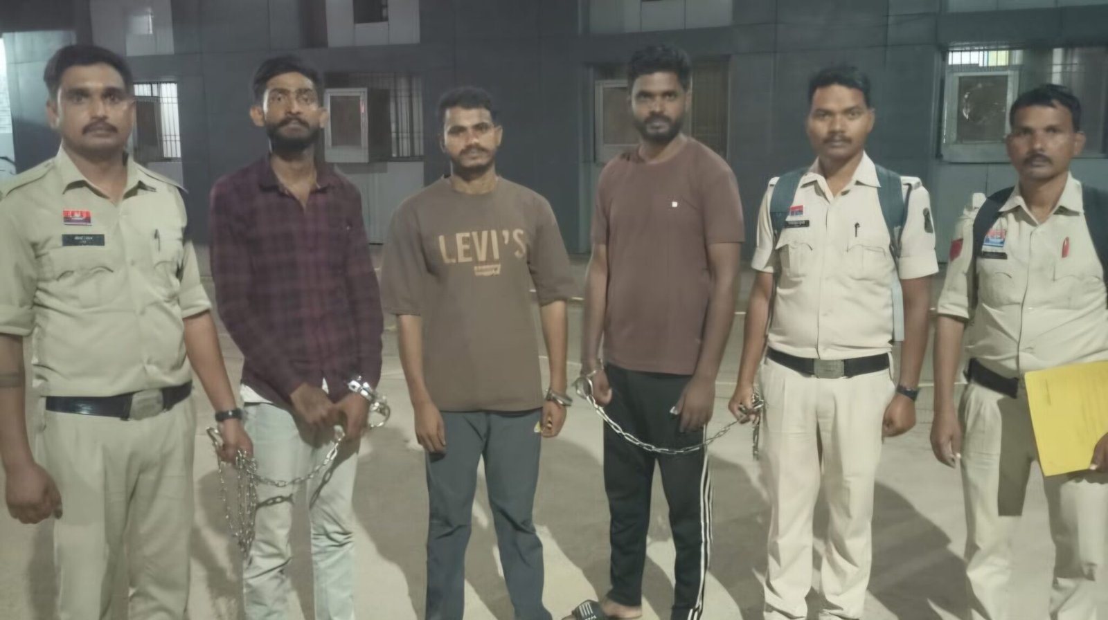 शिक्षक से 10 हजार रुपये मांगने के आरोप में यूट्यूबर दीपक यादव गिरफ्तार, दो साथी भी जेल भेजे गए