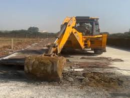 अवैध प्लाटिंग पर चला बुलडोजर…!