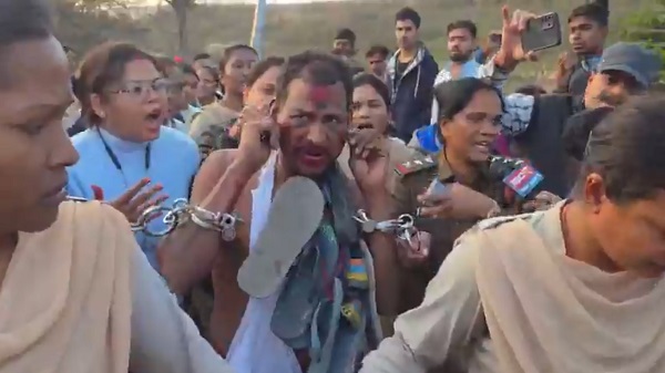 वर्दी की इज्जत से खिलवाड़ का अंजाम: चित्रसेन साव गिरफ्तार, महिला पुलिसकर्मियों ने निकाला जुलूस