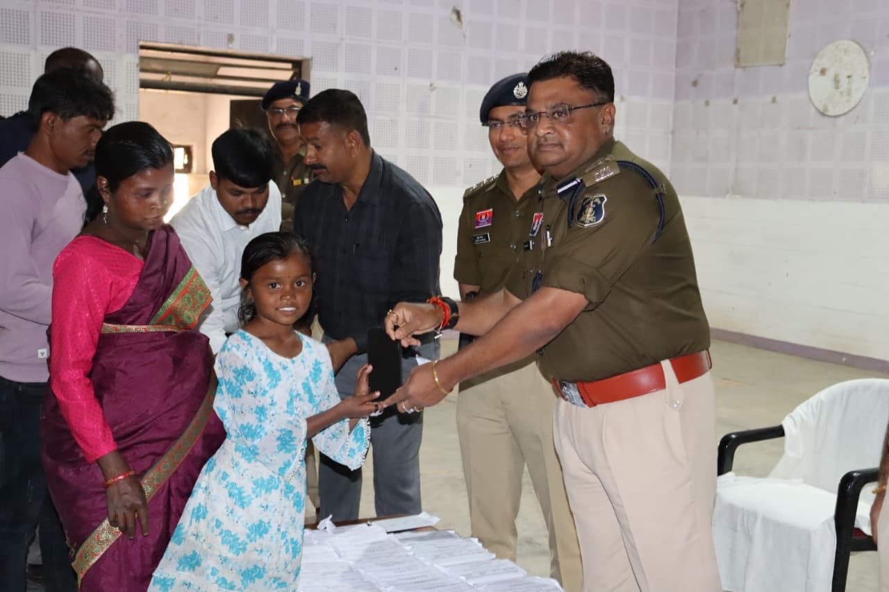 “साहब! हमारी चोरी हुई मोबाइल भी दिला दीजिए…” सरगुजा पुलिस से आमजन की भावुक अपील