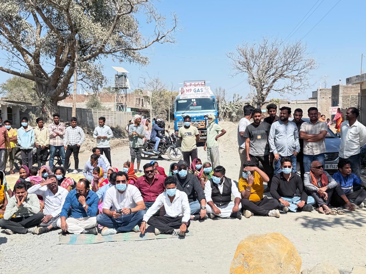‘वादे नहीं, समाधान चाहिए’ —ग्रामीणों का हाईवे पर प्रदर्शन