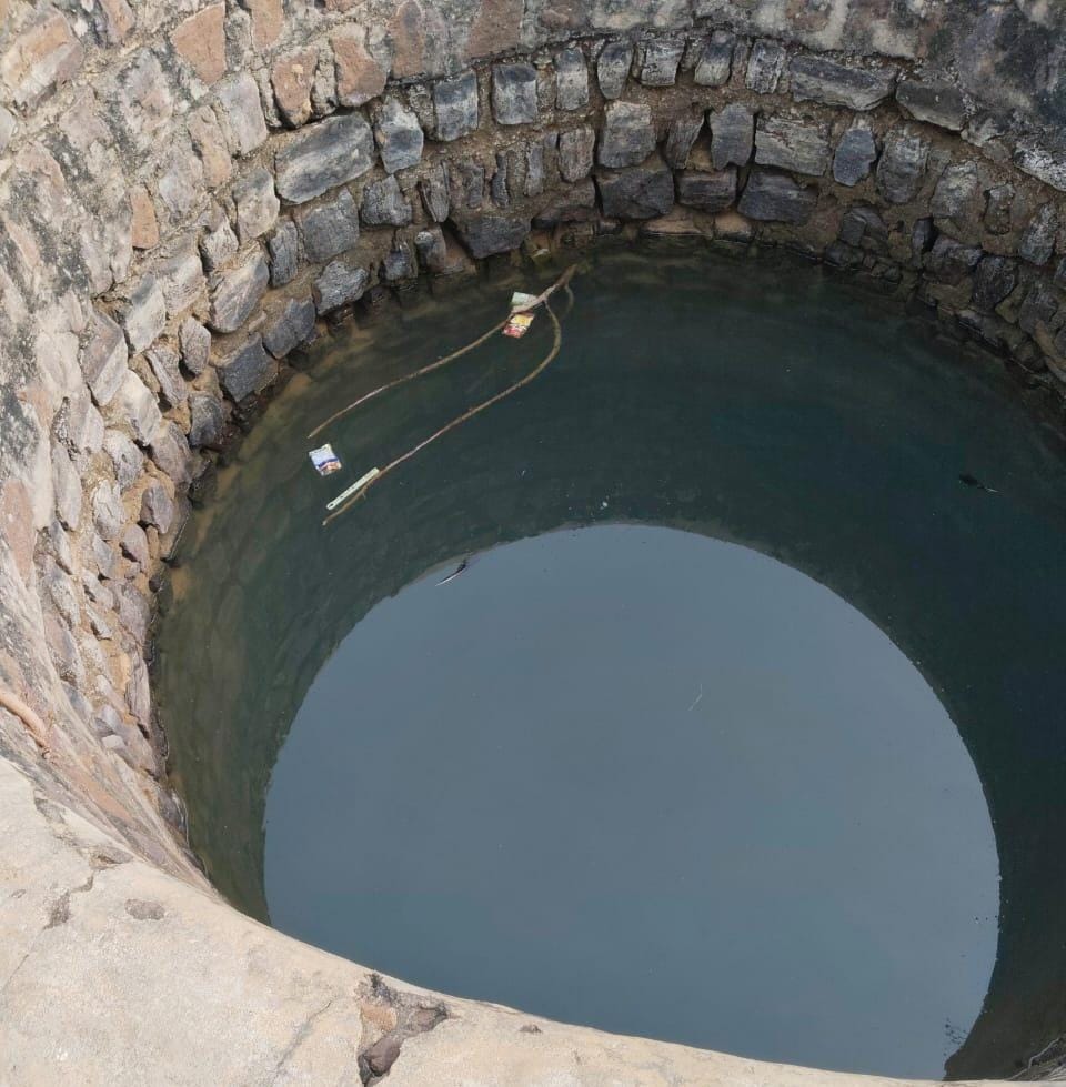 आस्था के देव-स्थल पर घोर लापरवाहीग्राम पंचायत सिधी में प्राचीन झदवा कुएँ के साथ खिलवाड़, सचिव–सरपंच पर गंभीर आरोप