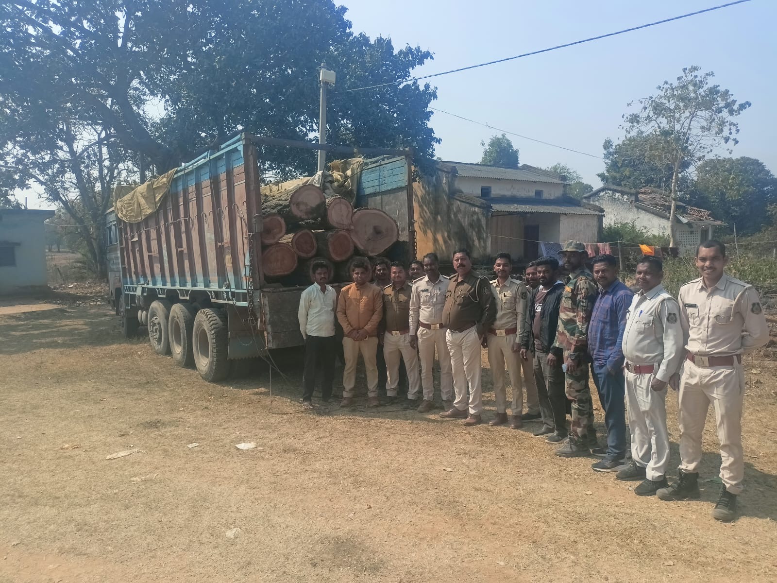 लकड़ी तस्करी का भंडाफोड़: बेलिया जंगल से बड़ा नेटवर्क बेनकाब