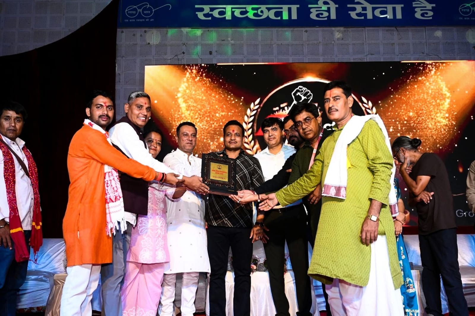 ऐतिहासिक मंच से जननायक का सम्मान…!